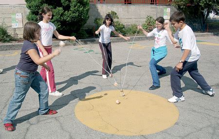 El trompo, un juego infantil tradicional también conocido como la peonza. Juegos Tradicionales: ¿Como se juega? Letra J-K-L