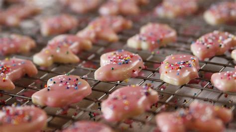 Use the handle of a wooden. Ree makes Animal Crackers with her favorite sugar cookie dough. | Food network recipes, Animal ...