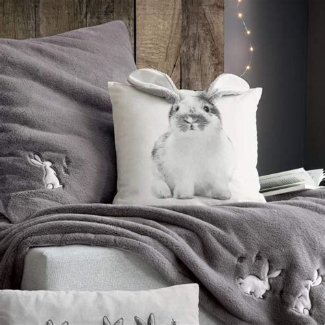 Françoise saget est une société de vente en ligne basée en bretagne, dans le morbihan. Housse de coussin lapin Tendre moment | Françoise Saget ...