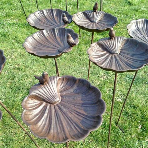 Abreuvoir oiseaux sur pied fonte pas cher ? Mangeoire Fonte Oiseaux Coquille A Planter