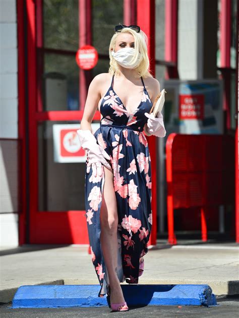 Courtney Stodden Wearing A Home Made Mask And A Pair Of Washing Up