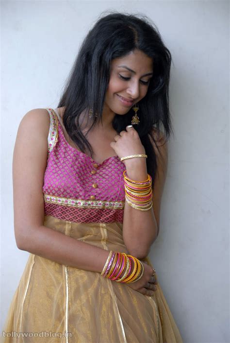 Actress tamanna attractive and amazing look in pink saree photos. FULL WORLD: New telugu actress hot photo shoot, Telugu heroine Gayatri traditional hot photo ...