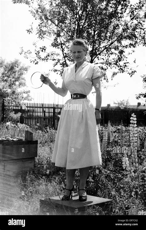 Ethel Granger Shows Off Her 14 Inch Waist The Smallest In The World