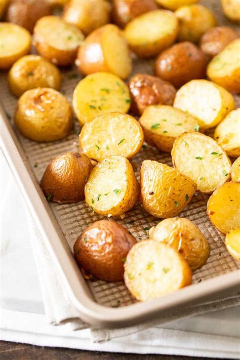 Simple Oven Roasted Potatoes Made With Garlic And Parsley Make An Easy Side Dish That Only Re