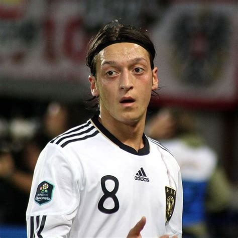 Sie suchen nach wandtattoo fußballspieler deutschland zur verschönerung ihrer räume. Mesut Özil ist ein deutscher Fußballspieler, der auch bei ...