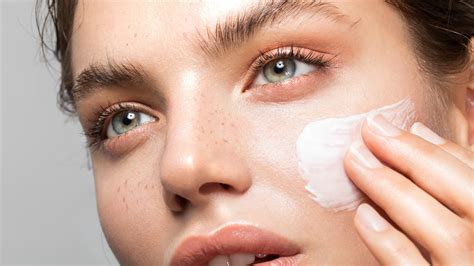 6 Best Winter Makeup Tips For Dry Skin