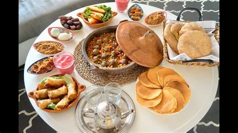 مائدة إفطار رمضان : طاجين بالخضر و الكفتة خبز الزرع بانكيك ...