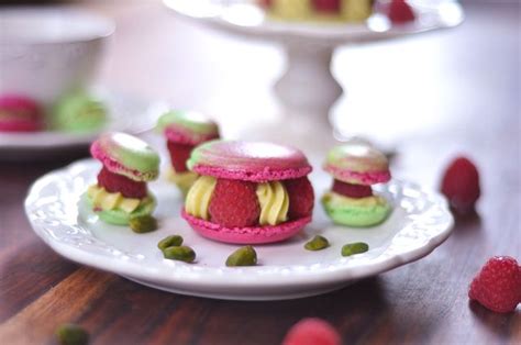 The rise of the parisian macaron. Paris-Berlin, Macarons framboises-pistaches (Paris-Berlin ...
