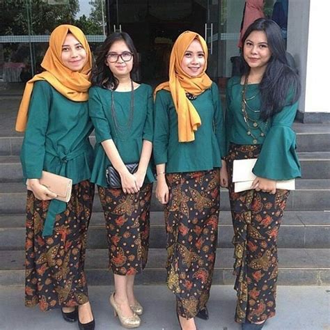 Paduan motif kain batik yang khas dengan kain berwarna polos senada memang mampu memberikan kesan anggun dan. Model Kebaya Hijab Modern Terbaru Rok Batik Panjang ...