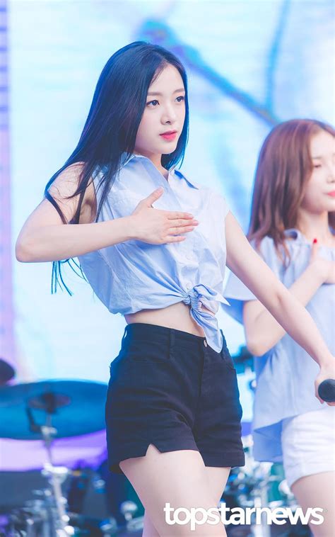 While korean online community is busy hunting. HD포토 에이프릴(April) 이진솔, '미모가 한도초과' - 최규석 ...