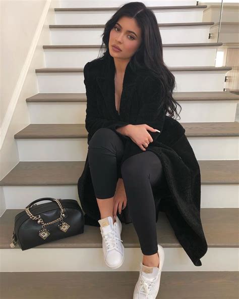 10 Inspirasi Outfit Serba Hitam Ala Kylie Jenner Chic And Stylish Abis