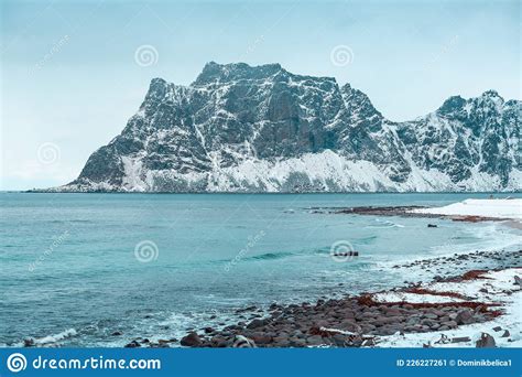 Praia De Uttakleiv Durante O Inverno Com Vistas Incríveis Nas Montanhas