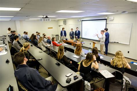 Undergraduate College Students Tackle Real Cases For Entrepreneurship