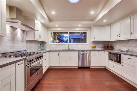 Hardwood kitchen floors pros and cons. Hardwood Floors in the Kitchen (Pros and Cons) - Designing ...