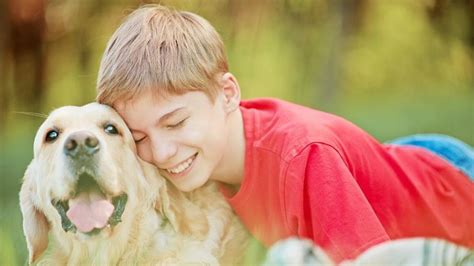 Cinco beneficios de que los niños crezcan con mascotas