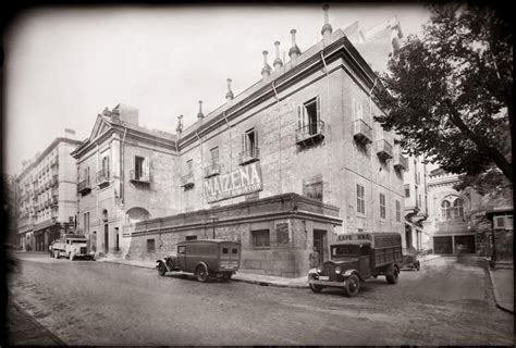 It was constructed in the sixteenth century and is named after its chimneys. Casa de las Siete Chimeneas, Plaza del Rey Diego González ...