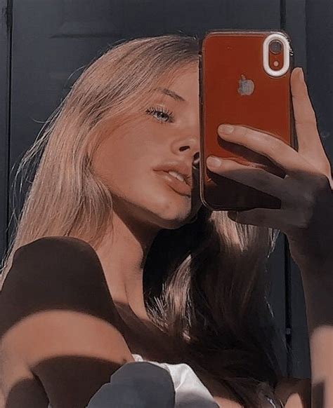 Pin By 『 𝐑 𝐎 𝐄 𝐒 𝐈 𝐀 』 On Females In 2020 Bad Girl Aesthetic Mirror Selfie Poses