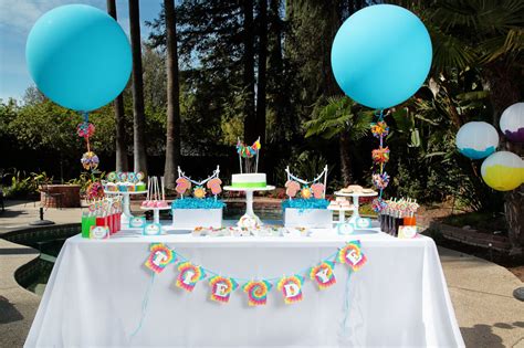 Perhaps my favorite season when it comes to home. Tie Dye Your Summer | Throw a Tie-dye Party