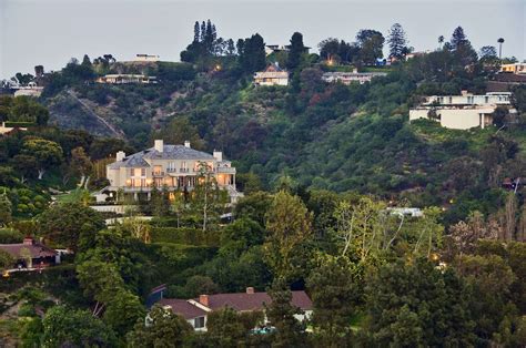 Mother, father, brother, sister, wife, children (6 sons). Das sind Elon Musk's $72 Millionen Dollar Anwesen in Bel Air