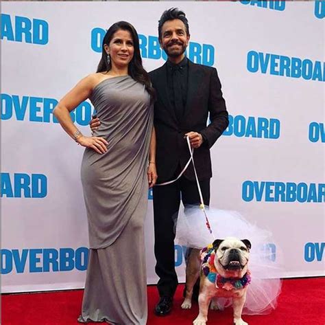 De viaje con los derbez. Eugenio Derbez le paga a su perrita su boleto de avión en ...