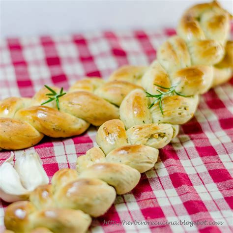 Why should breads always be boring? Herbivore Cucina: Rosemary Garlic Braid Bread