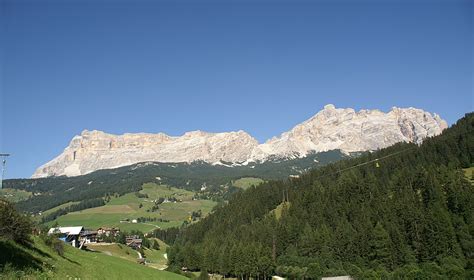 Nel nuovo portale badiaappartamenti trovi la soluzione ideale per la tua vacanza in montagna. Appartamenti Ambria a La Villa in Val Badia