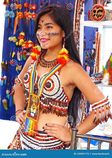 从shuar社区，厄瓜多尔的年轻美女 图库摄影片 图片 包括有 工厂 手工制造 设计 装饰 女性 155997172