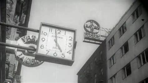 W tym momencie środki komunikacji, auta czy zwykli przechodnie zatrzymują się i w ten sposób oddają hołd wszystkim ofiarom, jak i tym, którzy wciąż żyją i walczyli w powstaniu warszawskim. Lao Che i "Godzina W". "W kieszeni strach, orzełek i tytoń ...