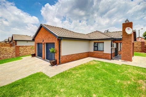 3 Bedroom House For Sale In Clayville Remax Of Southern Africa