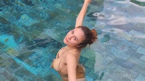 Potret Wulan Guritno Kenakan Bikini Di Kolam Tak Tampak Seperti Usia