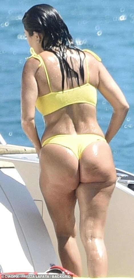 Kendall Jenner Kourtney Kardashian Sexy Bikini In Costa Smeralda