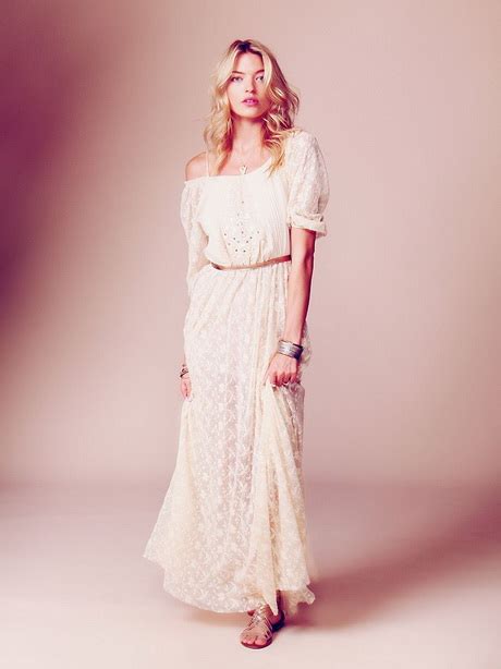 Encolure ronde avec fente en v et lien avec gland et perle en coton. Robe longue boheme