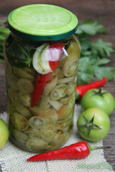 Pomodori verdi sott'olio ripieni di tonno, acciughe e capperi. Pomodori verdi sott'olio piccanti