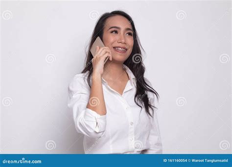 Ung Asiatisk Kvinna Som Pratar Med Mobiltelefon Arkivfoto Bild Av