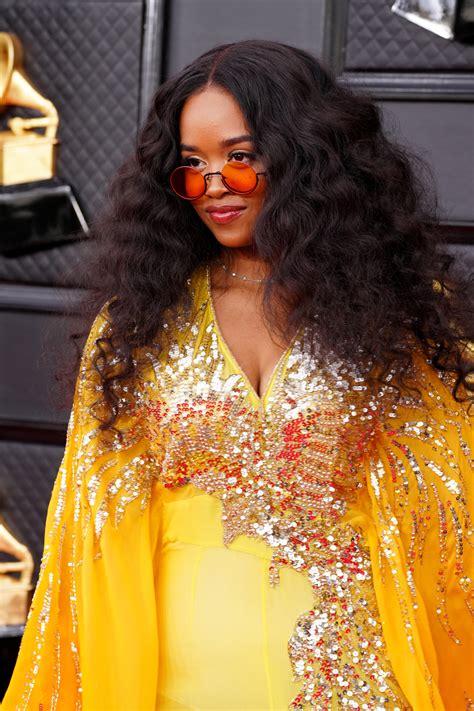 Her Channeled Aretha Franklin On The 2022 Grammys Red Carpet—see