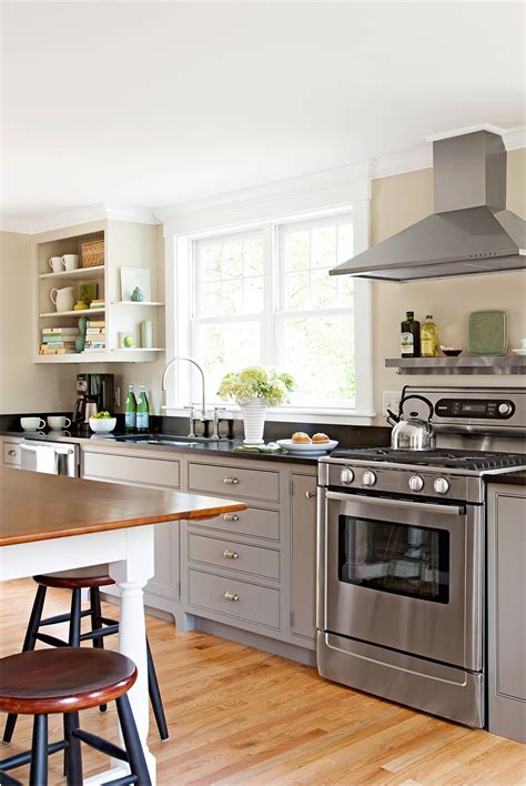Go all out with the backsplash. 40 affordable small kitchen remodel ideas 24 - HomEnthusiastic