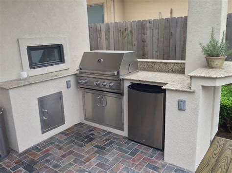 Check out the complete outdoor kitchen designs with bar, seating area, storage, and grill. Custom stucco outdoor kitchen with a small raised counter ...