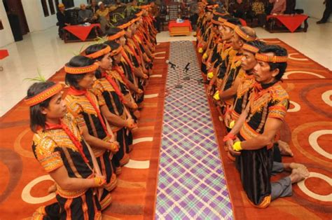 Tari saman sendiri saat ini telah masuk dan ditetapkan oleh unesco sebagai salah satu representatif budaya tak benda sejak 24 november 2011 silam. Sejarah Tari Saman Aceh | Video, Gambar, Lirik Lagu, Gerakan, Kostum