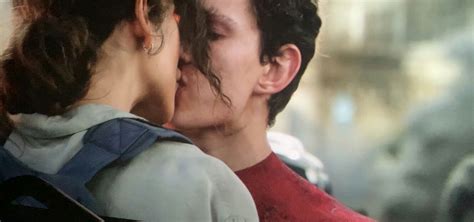 Zendaya, 24, and tom holland, 25, can't hide their suspected romance any longer. Pin by 𝐭𝐫𝐢𝐧𝐡 𝐥𝐞 on Spider-Man | Tom holland zendaya, Tom ...