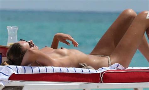 Alina Baikova Topless While Sunbathing Taxi Driver Movie