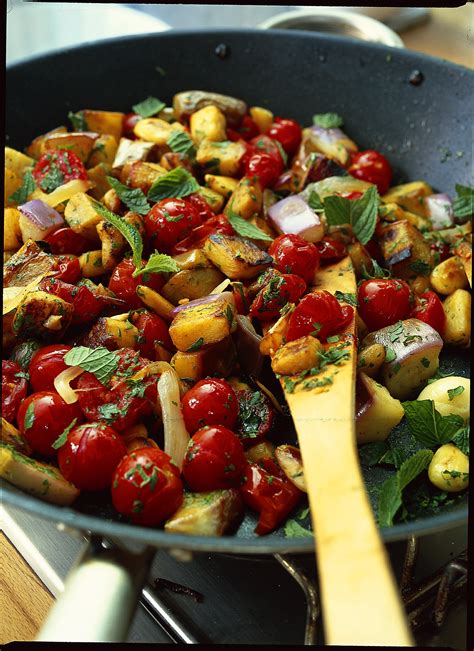 L'insalata pantesca è una ricetta tipica dell'isola di pantelleria, un'insalata mista di patate e pomodori arricchita con capperi, olive e cipolle! Ricetta Melanzane in salsa agrodolce - Donna Moderna
