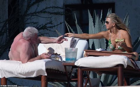 Elisons un britnija 69 | viss, sākot no bezmaksas porno video hd porno klipiem, kas vienmēr garantē patīkamu pieredzi, lai visi skatītāji var atrast labākās seksa cauruli. Ron Perlman, 69, gets sunscreen lathered on him by ...