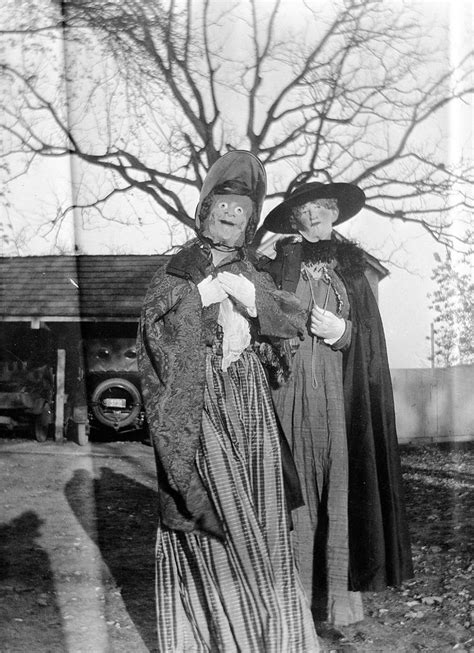 25 Creepy Vintage Halloween Costumes That Will Give You Nightmares