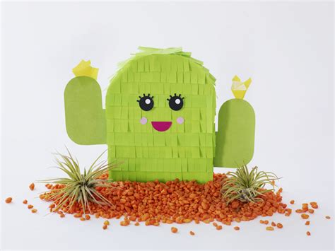 Fun way to recycle old cardboard or paper. DIY Mini Pinatas | Make a Mini Piñata