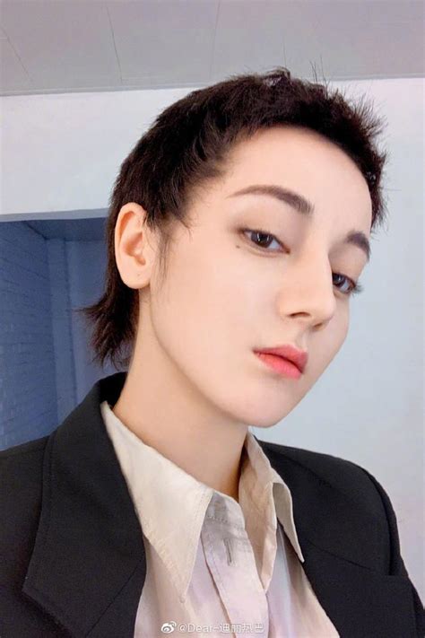 來自新疆的 26 歲迪麗熱巴因參演網上點擊率破百億的《三生三世十里桃花》而走紅，加上樣子美若天仙，一出道已跟 angelababy 較勁，潛力勢如破竹。 迪麗熱巴寸頭造型帥氣英朗 神情高冷攻氣十足__新浪網-北美