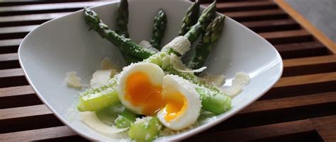 Asperges vertes œuf mollet parmesan