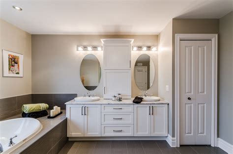 Maybe you would like to learn more about one of these? Salle de bains blanche contemporaine et meuble-lavabo double