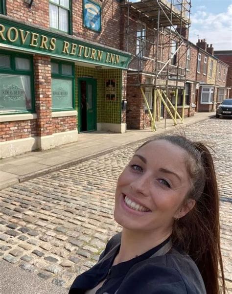 Pregnant Itv Coronation Street Star Julia Goulding Glowing On The