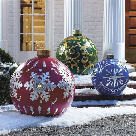 16 Fabulous Outdoor Christmas Decorations Without Tacky Lights