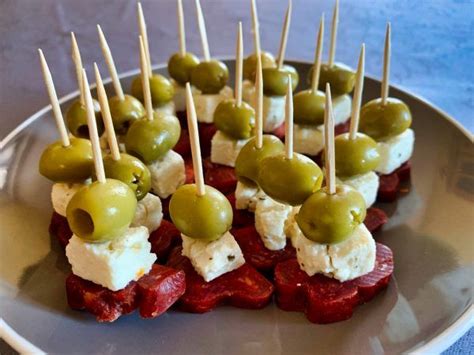 Après 20 min de cuisson, arrosez avec 5 cl de vin. ♨ Recette de Brochettes chorizo, feta, olives | Cuisine ...